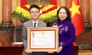 Nam sinh giành 2 Huy chương Olympic Toán quốc tế, 2 lần nhận Huân chương Lao động